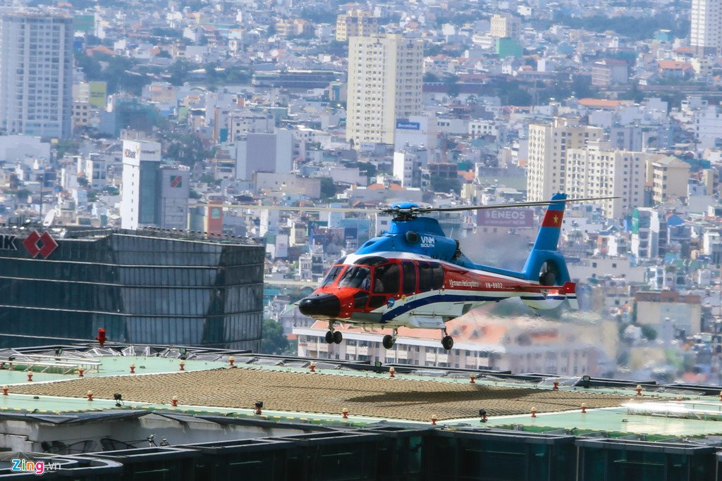 Canh truc thang dap tren cao oc o trung tam Sai Gon hinh anh 4