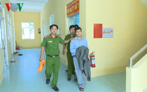 hai can bo quan ly thi truong o soc trang bi bat hinh 2