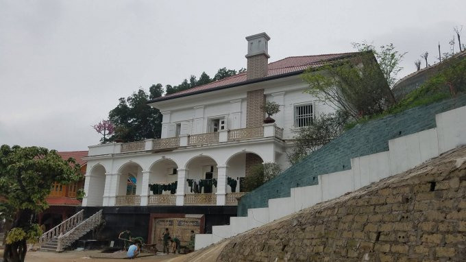 Căn biệt thự được đặt ở thế tựa lưng vào núi, phía trước là khuôn viên hồ rộng lớn