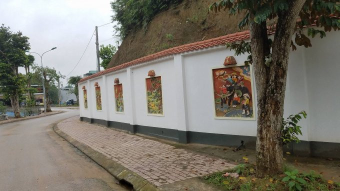 Toàn bộ tường bao xung quanh căn biệt thự này được xây dựng kiên cố được trang trí các họa tiết rất cầu kỳ.