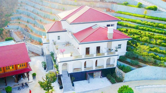 Biệt thự được sơn màu trắng và thiết kế khá hiện đại.