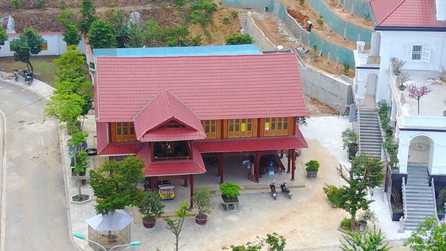 Nhà sàn được thiết kế khá đơn giản. Đây là khu dinh thự mới được đưa vào sử dụng nên diện tích cây xanh bao phủ còn ít.