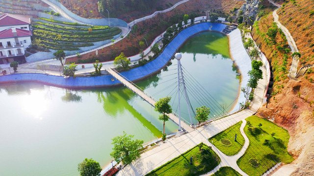 Hồ nước được thiết kế với một cây cầu dây văng bắc qua, càng tạo thêm điểm nhấn cho khu dinh thự của gia đình ông Giám đốc Sở Tài Nguyên và Môi trường.