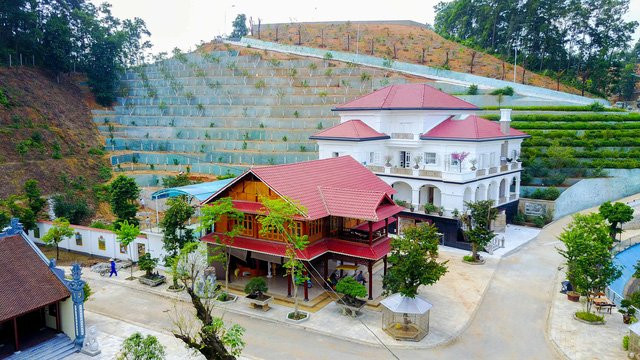 Biệt thự và nhà sàn sát nhau.