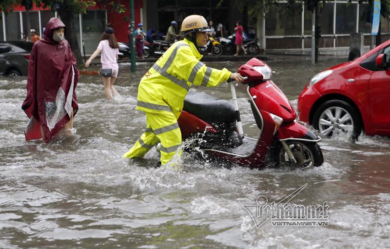 mưa ngập, CSGT, cảnh sát giao thông