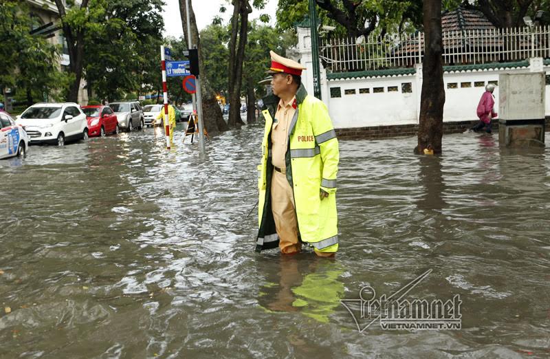 mưa ngập, CSGT, cảnh sát giao thông