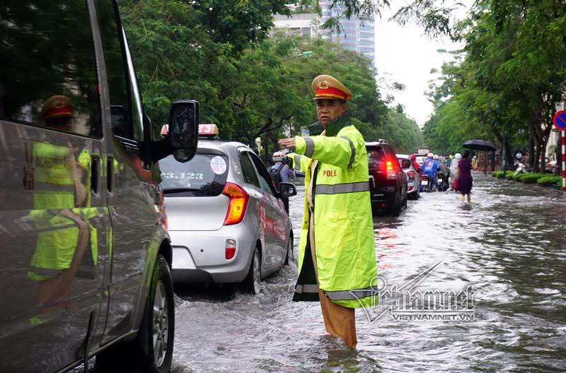 mưa ngập, CSGT, cảnh sát giao thông