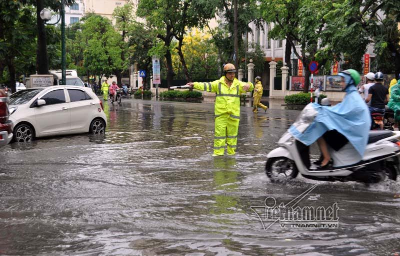 mưa ngập, CSGT, cảnh sát giao thông