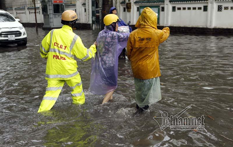 mưa ngập, CSGT, cảnh sát giao thông