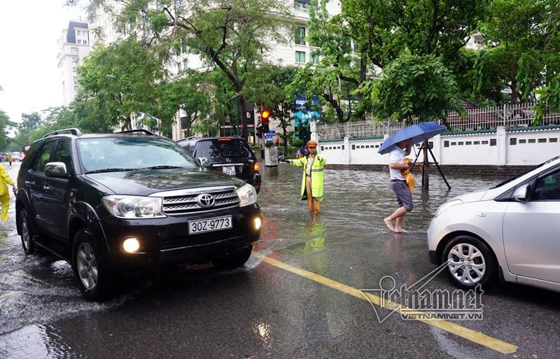 mưa ngập, CSGT, cảnh sát giao thông