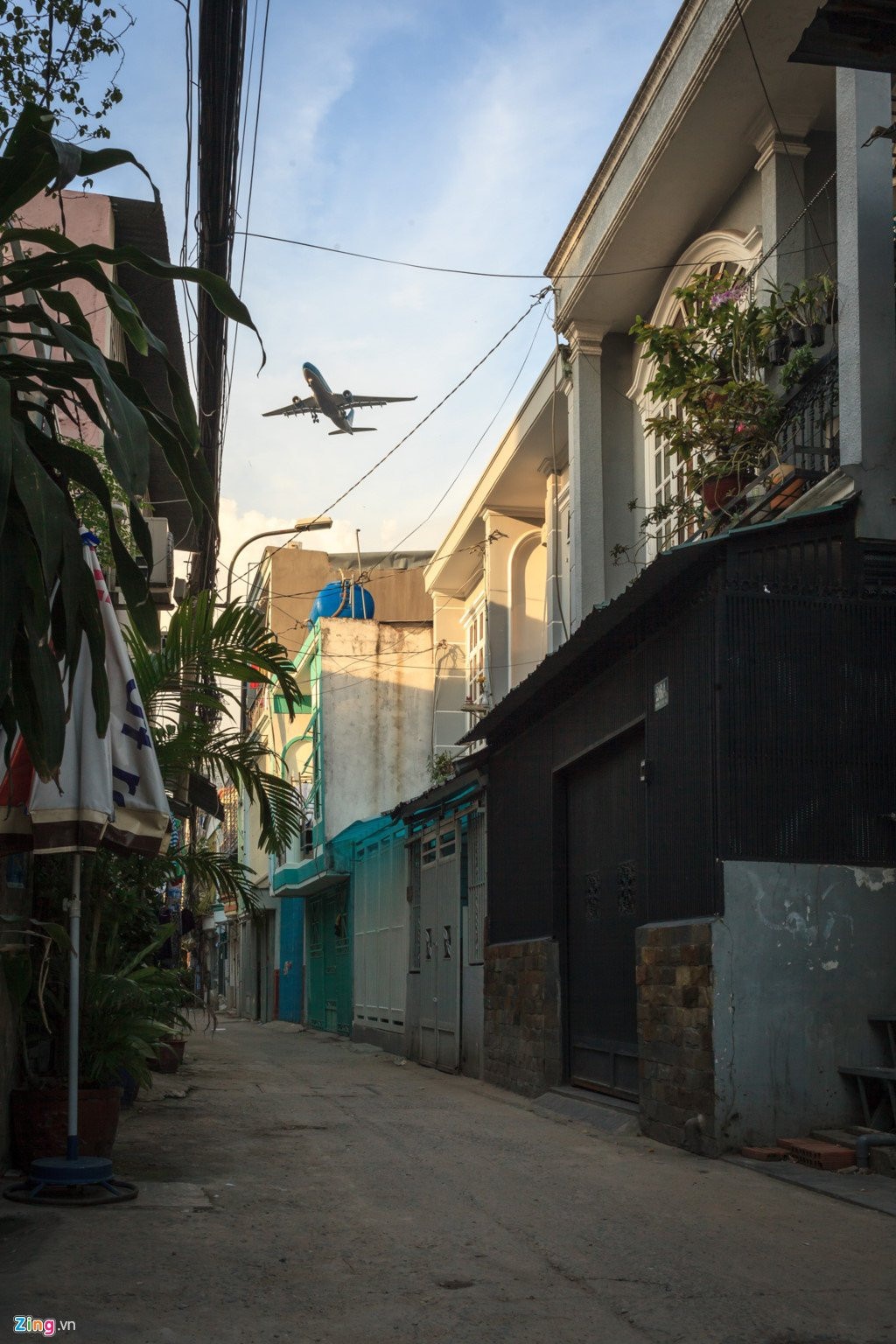 Noi may bay 'suot qua dau' ha canh xuong Tan Son Nhat hinh anh 1