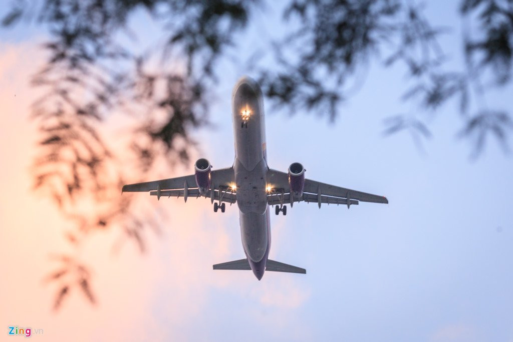 Noi may bay 'suot qua dau' ha canh xuong Tan Son Nhat hinh anh 10