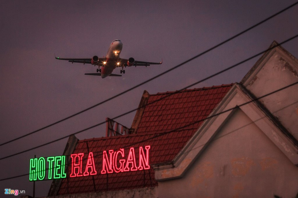 Noi may bay 'suot qua dau' ha canh xuong Tan Son Nhat hinh anh 11