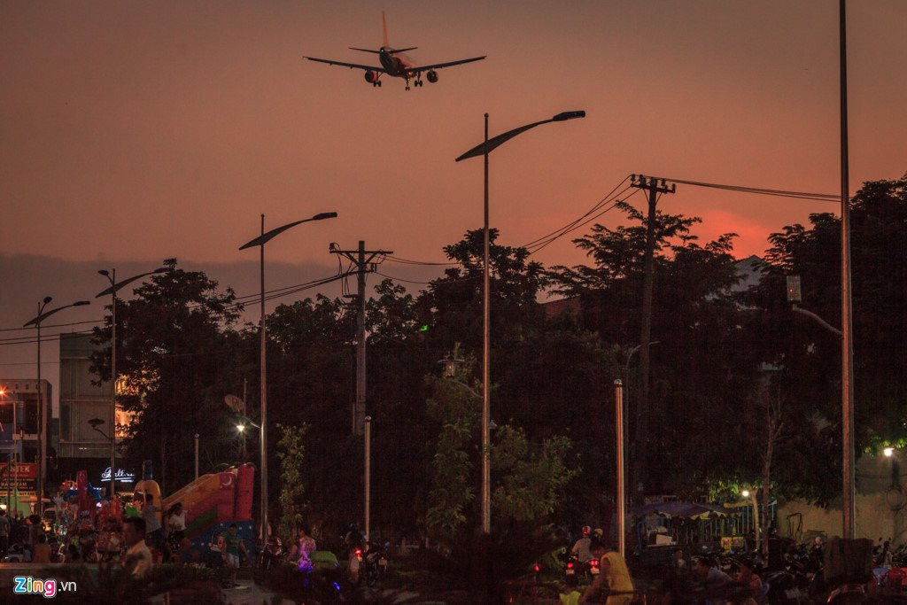 Noi may bay 'suot qua dau' ha canh xuong Tan Son Nhat hinh anh 12