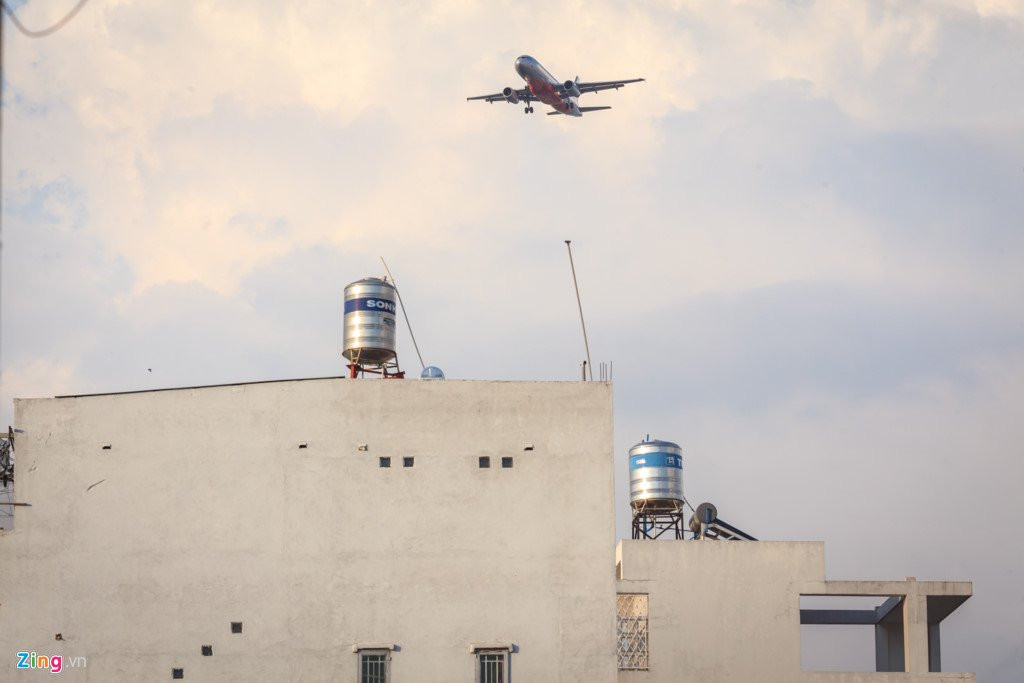 Noi may bay 'suot qua dau' ha canh xuong Tan Son Nhat hinh anh 2