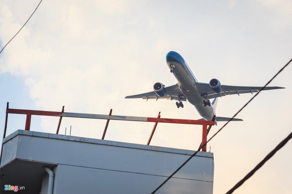 Noi may bay 'suot qua dau' ha canh xuong Tan Son Nhat hinh anh 3
