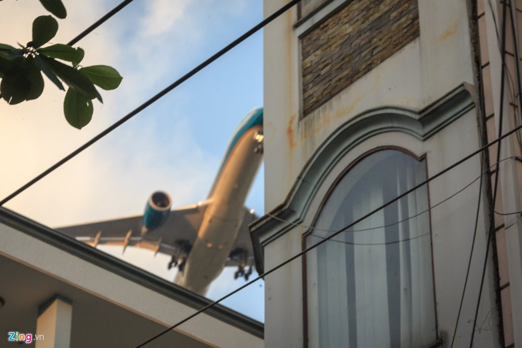 Noi may bay 'suot qua dau' ha canh xuong Tan Son Nhat hinh anh 4