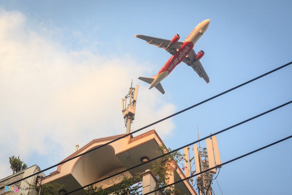 Noi may bay 'suot qua dau' ha canh xuong Tan Son Nhat hinh anh 5