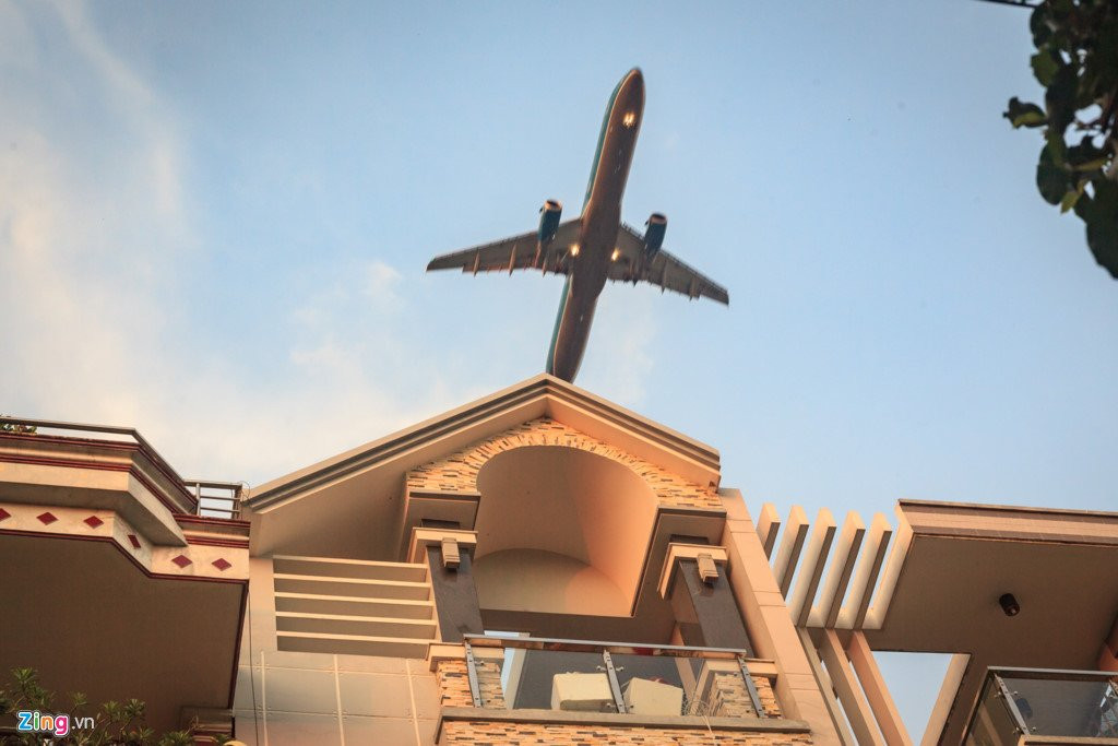 Noi may bay 'suot qua dau' ha canh xuong Tan Son Nhat hinh anh 6