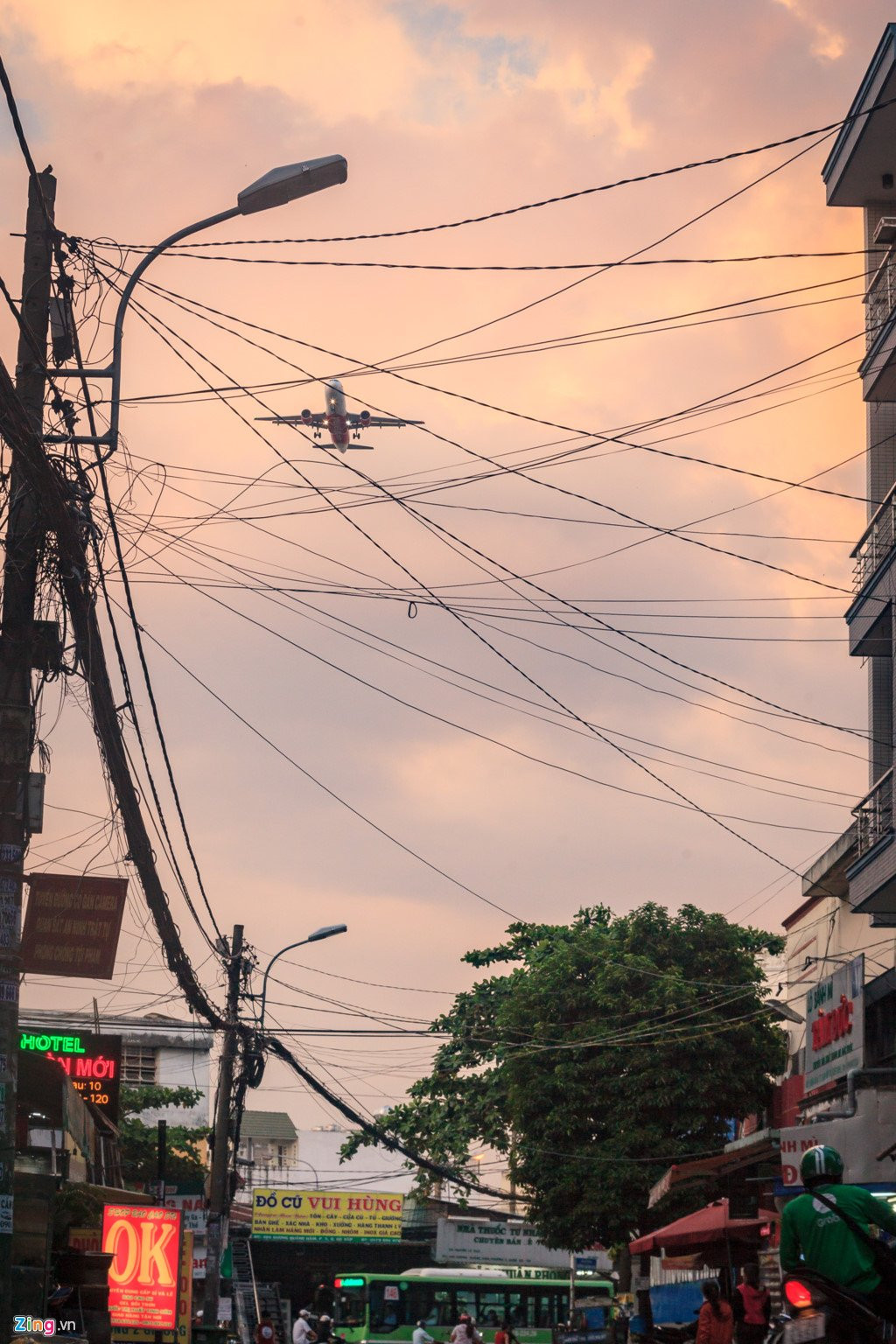 Noi may bay 'suot qua dau' ha canh xuong Tan Son Nhat hinh anh 7
