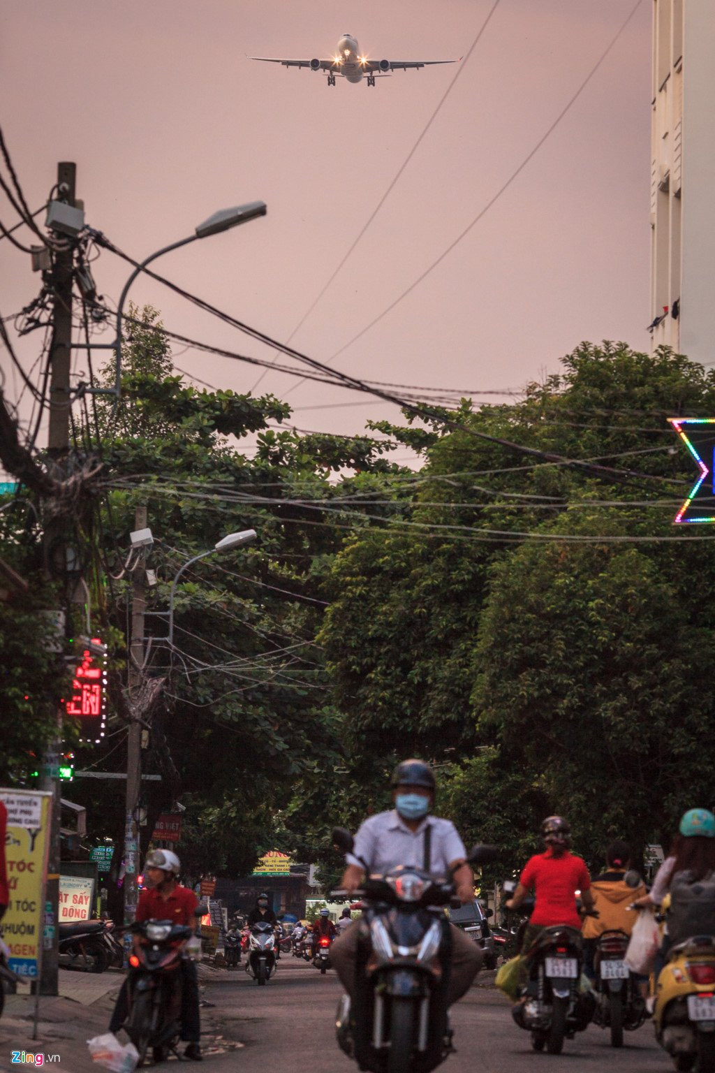 Noi may bay 'suot qua dau' ha canh xuong Tan Son Nhat hinh anh 8