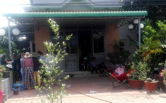 Nguoi dan pha cua cuu 2 dua tre trong can nha chay, me tu vong hinh anh 1