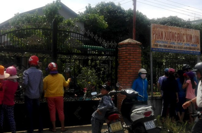 Nguoi dan pha cua cuu 2 dua tre trong can nha chay, me tu vong hinh anh 2