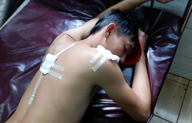 Lam ro pho cong an xa ban 4 phat sung khi lam nhiem vu hinh anh 1