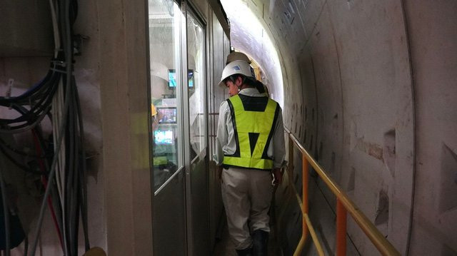 Phòng điều khiển máy nằm bên trong đường hầm.