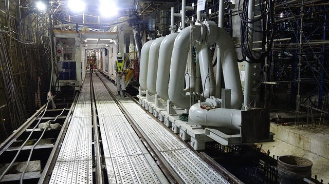 Từ trên mặt đất, vỏ hầm được di chuyển xuống mũi khoan bằng đường ray này.