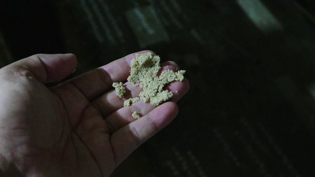 Qua một dây chuyền thiết bị hiện đại, đất đá được xử lý nhuyễn như cát.