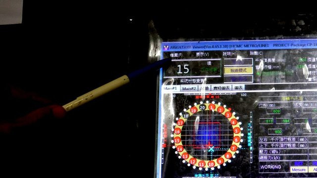 Máy hiển thị 15 đoạn vỏ hầm đã hoàn thành. Mỗi đoạn dài 1m2, nói theo con số cụ thể là đã được 18 mét.