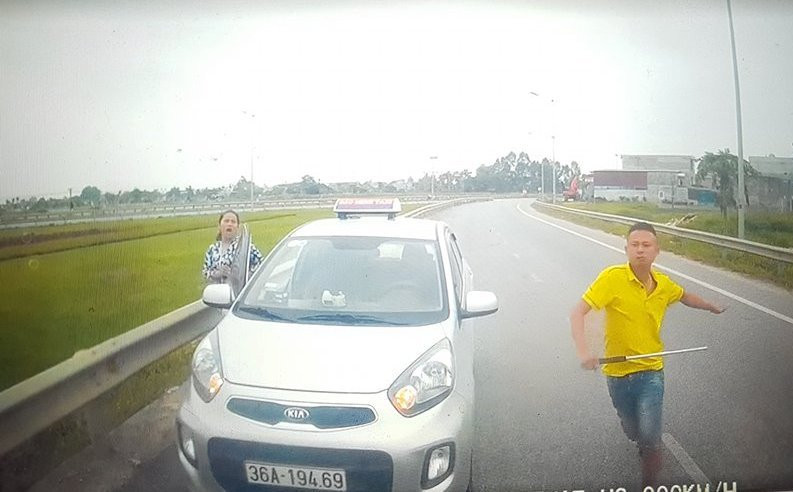 Tài -xế -taxi- đi -ngược -chiều -còn- rút- hung -k