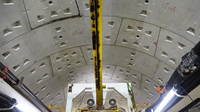 Vỏ hầm liên kết với nhau bằng các bu-loong.