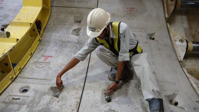 Vỏ hầm liên kết bằng các bu-loong nối 6 mảnh ghép trên một dầm và bu-loong nối hai đoạn dầm.