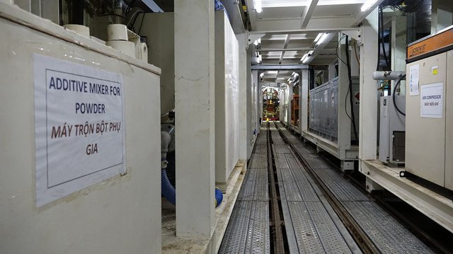 Hợp chất đi vào mũi khoan và đất đá đi ra hầm xả phải qua một “rừng” thiết bị, máy móc…