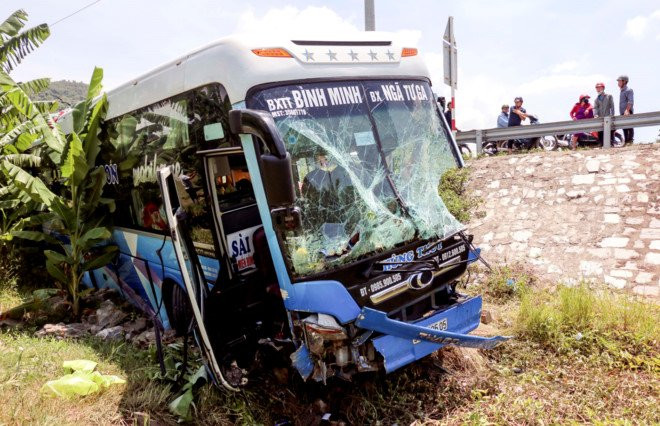 Mot tai xe thiet mang, mot tai xe gay nat chan sau tai nan lien hoan hinh anh 2