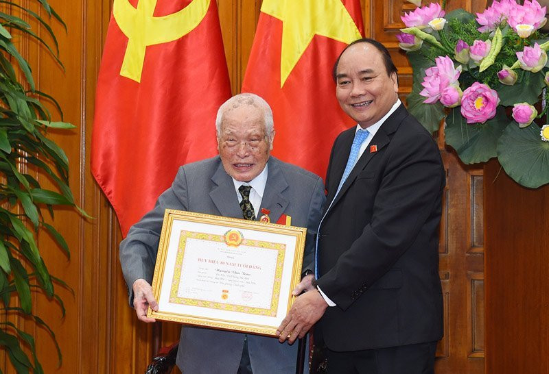 Thủ tướng, Nguyễn Xuân Phúc, nguyên thủ tướng, Nguyễn Tấn Dũng, huy hiệu 50 năm tuổi Đảng