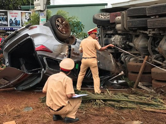 Hai chiếc xe cùng bị lật.