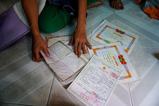 Tài sản quý giá nhất đối với chị Sen là những tấm bằng khen của 2 con trai.