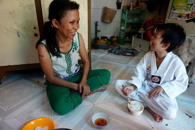 Hiện tại, chị Sen thuê nhà ở quận 4 sống cùng mẹ già và 2 con. Cuộc sống hôn nhân không hạnh phúc, nên chị chia tay chồng để tự lo cho các con.