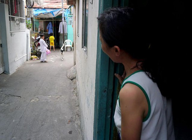 “Thấy báo đài nói phun lửa lâu dài dễ mang nhiều bệnh tật, nhưng nếu nghỉ thì lấy tiền đâu trả tiền nhà, tiền học cho các con hả chú” - Chị Sen trầm ngâm.