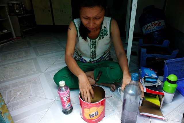 Khi các con đã đi học, chị Sen bắt đầu dọn đồ nghề chuẩn bị tiếp tục công việc phun lửa mưu sinh.