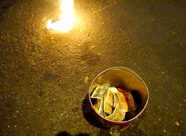 Trước nhiều người cho tiền vì thấy mình diễn trò lạ và nguy hiểm. Bây giờ thì nhiều người diễn và cũ rồi nên cũng ít người cho tiền, chị Sen tâm sự.