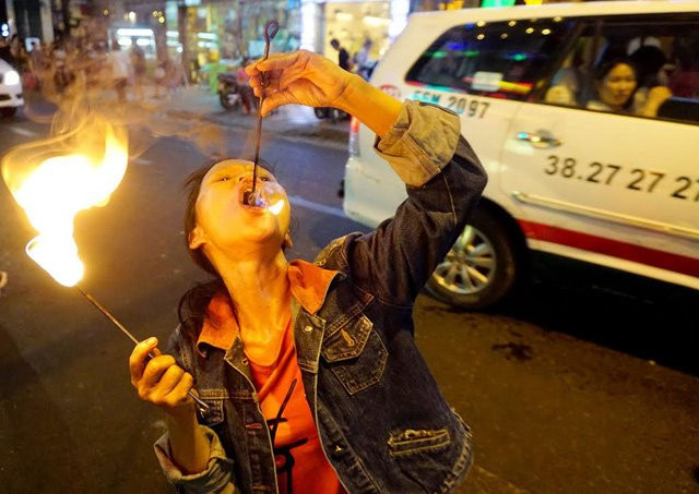 Mỗi đêm, chị Sen diễn khoảng 4-5 lần từ đầu đến cuối con đường Bùi Viện. Khi công việc của chị kết thúc, trời cũng đã gần sáng.