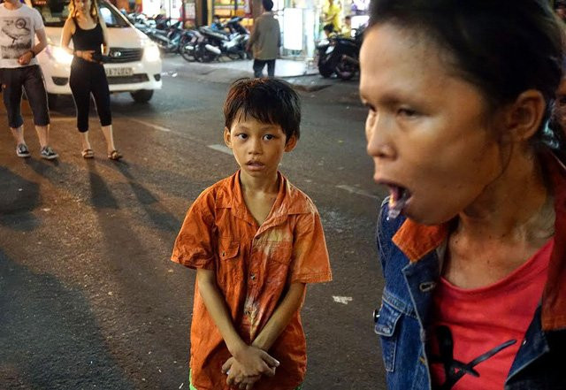 Cậu con trai út luôn theo mẹ mỗi đêm diễn, vừa phụ mẹ mang đồ nghề, vừa hỗ trợ mỗi khi chị Sen bị thương.