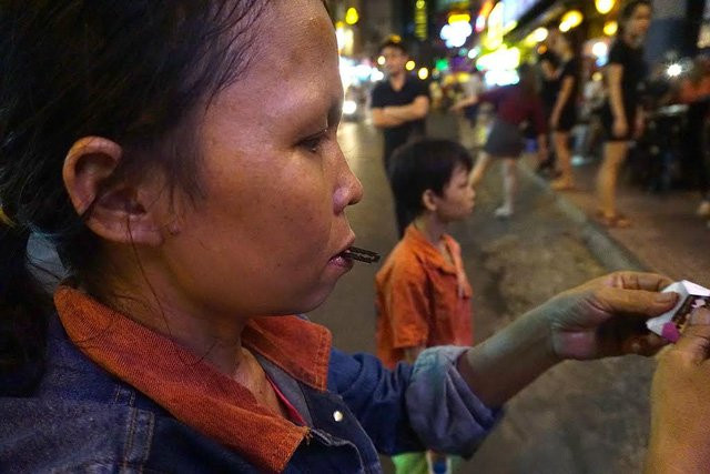 Để tăng phần mạo hiểm, hút khách chị Sen còn thực hiện nuốt dao lam, nhai than...