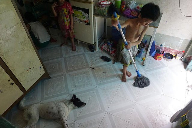 Biết mẹ vất vả, các con trai thường phụ chị làm việc nhà.