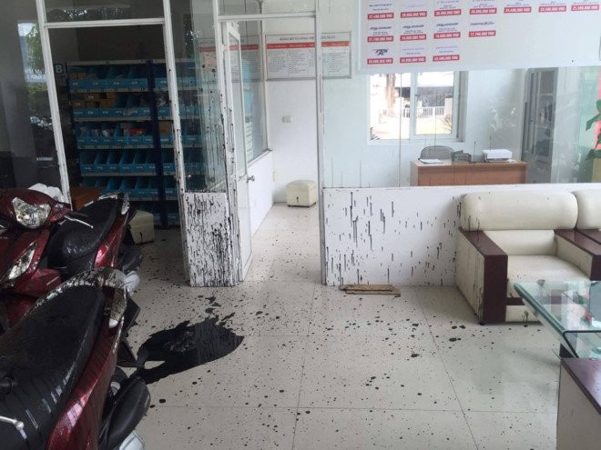 Nhom nguoi la 'khung bo' cua hang xe may bang mam tom va nhot thai hinh anh 2