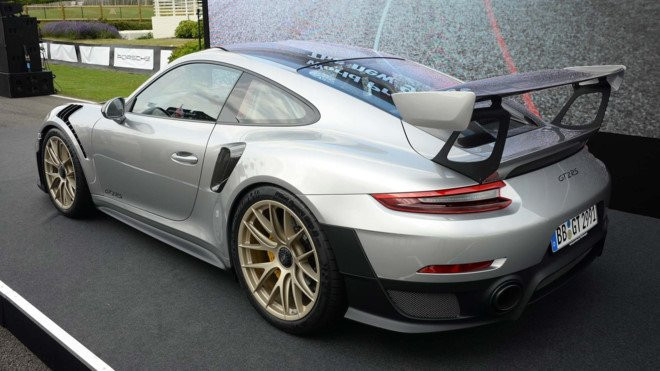 Porsche 911 GT2 RS 2018 - chiec 911 manh me nhat lich su hinh anh 3